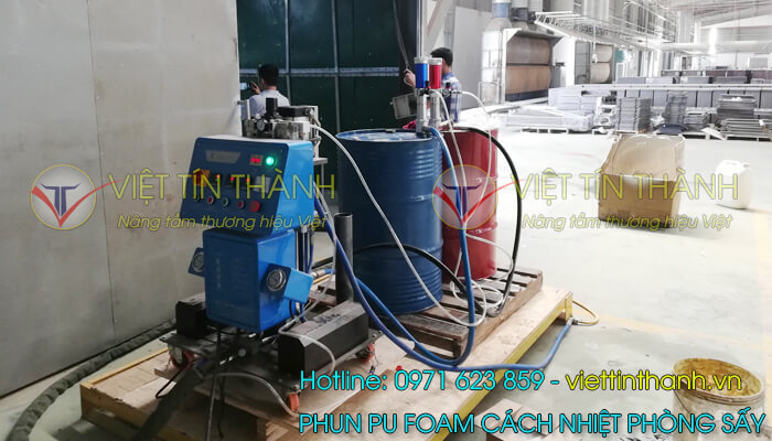 Bọt xốp pu foam giữ nhiệt duy trì độ ẩm.Ảnh: Việt Tín Thành